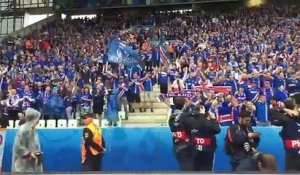 Les supporters islandais chantent pendant l'échauffement de leur équipe