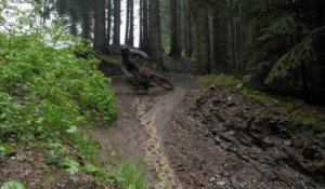 Adrénaline - VTT : des conditions dantesques en descente !