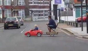 Quand un enfant ramène son père ivre en voiturette électrique