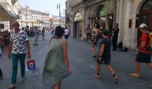 Une jeune touriste Palestinienne danse en Italie