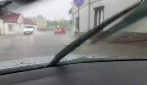 Il ouvre sa fenêtre de voiture en pleine inondations ! Fail