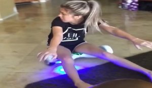 Une fille fait une marche arrière sur un hoverboard