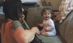 Ce bébé est déjà fan de guitare.. Et surtout de son papa qui joue