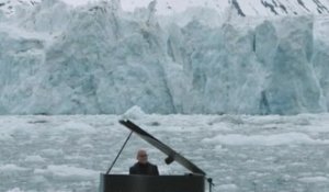 Un pianiste joue au pied d'un glacier pour la protection de l'Arctique