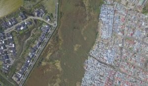 Frontière de 200m entre riches et très pauvres en Afrique du sud filmée d'un Drone