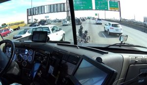 Un camion protège une motarde sur une autoroute