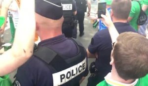 Des supporters irlandais draguent une policière française dans la rue ! Euro 2016
