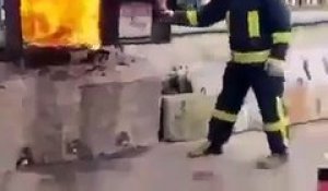 Ce pompier éteint un feu avec du coca ! Regardez ce qu'il se passe !