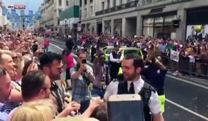 Un policier demande son compagnon en mariage à la Gay Pride de Londres
