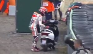 Un pilote de moto emprunte le scooter d’un photographe pour se qualifier (vidéo)