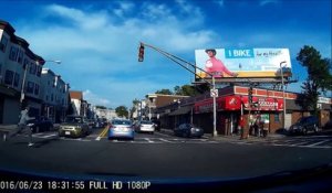 Un piéton inconscient traverse une route sans faire attention au danger !