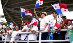 Un porte-conteneur chinois inaugure le canal de Panama élargi