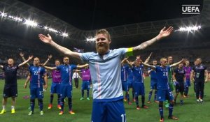 Euro 2016 : L'équipe d'Islande célèbre la victoire avec ses supporteurs