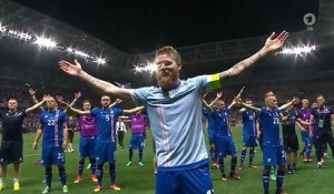 L'équipe d'Islande célèbre la victoire avec ses supporteurs