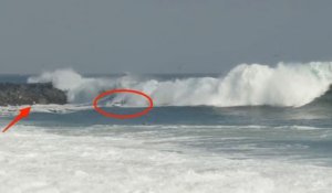 Un couple en jetski se fait renverser par une vague sur les rochers !