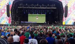 Le joueur de Foot Will Grigg accueilli en héros à son retour en Irlande du Nord avec sa fameuse chanson