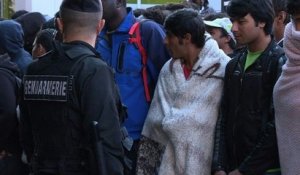 Evacuation d'un campement de plusieurs centaines de migrants à la halle Pajol à Paris