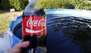 Il se baigne dans une piscine remplie de Coca-Cola