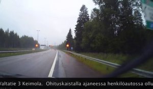 Un Elan traverse l'autoroute et vole percuté par une voiture... FAIL !!