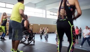 Ce professeur de zumba donne des cours dans le monde entier en fauteuil roulant !