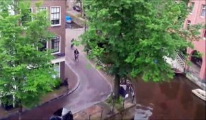 Une voiture Smart poussée dans un canal à Amsterdam