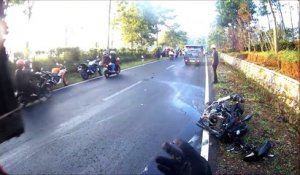 Un motard a un reflex inouï en se couchant pour éviter une voiture venant de face