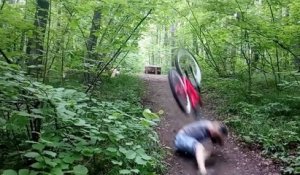 Enorme chute en VTT - Mountain bike ramp jump fail