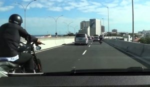 Après être entré en collision avec une voiture, ce motard chute d’un pont de 15 mètres