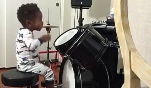 Ce petit garçon joue de la batterie comme un grand, c’est un génie !