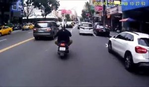 Quand Pierre Richard t'aide à relever ton scooter... Raté
