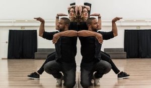 Une chorégraphie épatante d'un duo de danseurs avec un miroir