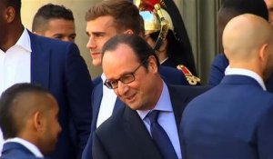 Bleus - La bise de Koscielny au président Hollande