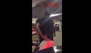 Cet agent de sécurité tombe sur deux hommes en train d'uriner dans un parking et leur tirer dessus