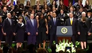 George W. Bush danse pendant l'hommage des policiers tués à Dallas