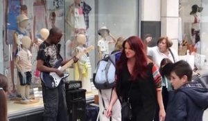 Une tarée vient harceler un musicien joue dans la rue, regardez la réaction des passants