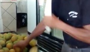 Un homme coupe des fruits comme dans Fruit Ninja