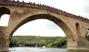 Impressionnante compétition d'escalade sous un pont en Espagne - Le premier en haut a gagné mais attention aux chutes