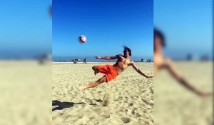 Le ciseau de Zlatan en slow motion sur la plage