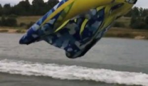 Bouée volante au dessus d'un lac