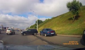 Une voiture sortie de nulle part provoque un accident en pleine autoroute en russie