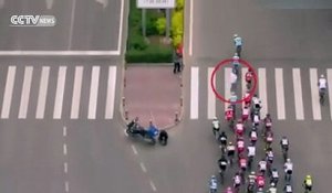 Un piéton traverse en pleine course de vélo en chine et provoque une terrible chute massive