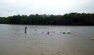 Les enfants apprennent à nager dans l'étang de Rouffiac.