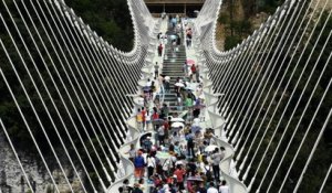 Chine: le pont en verre le plus long du monde ouvre au public