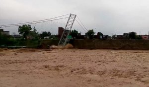 Les inondations causent l'effondrement d'un pont suspendu au Népal