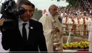 Le pape François rate une marche et tombe à Czestochowa en Pologne