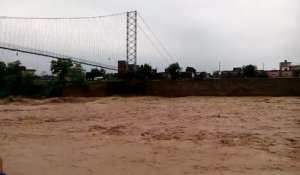 Terribles inondations au Népal qui vont provoquer l'effondrement d'un pont suspendu au Népal