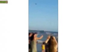 Un hélicoptère Russe d'attaque amuse les touristes à la plage