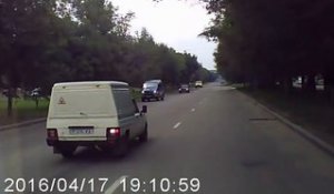 Ce motard pas prudent essaie de doubler une camionnette et c'est le crash