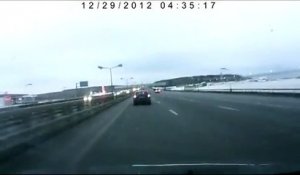 Un avion s'écrase sur l'autoroute