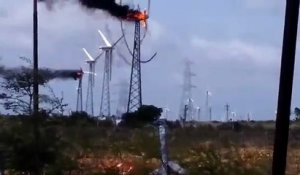 Une éolienne en feu dessine une spirale de fumée